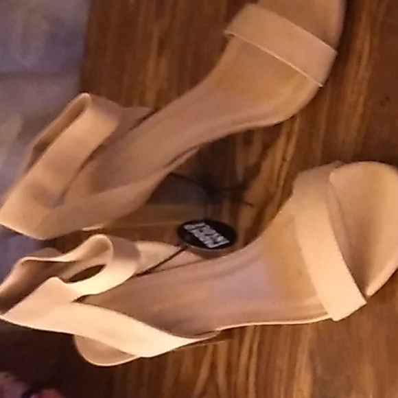 Clothes, heeled shoes, purse - Picture 7 of 11